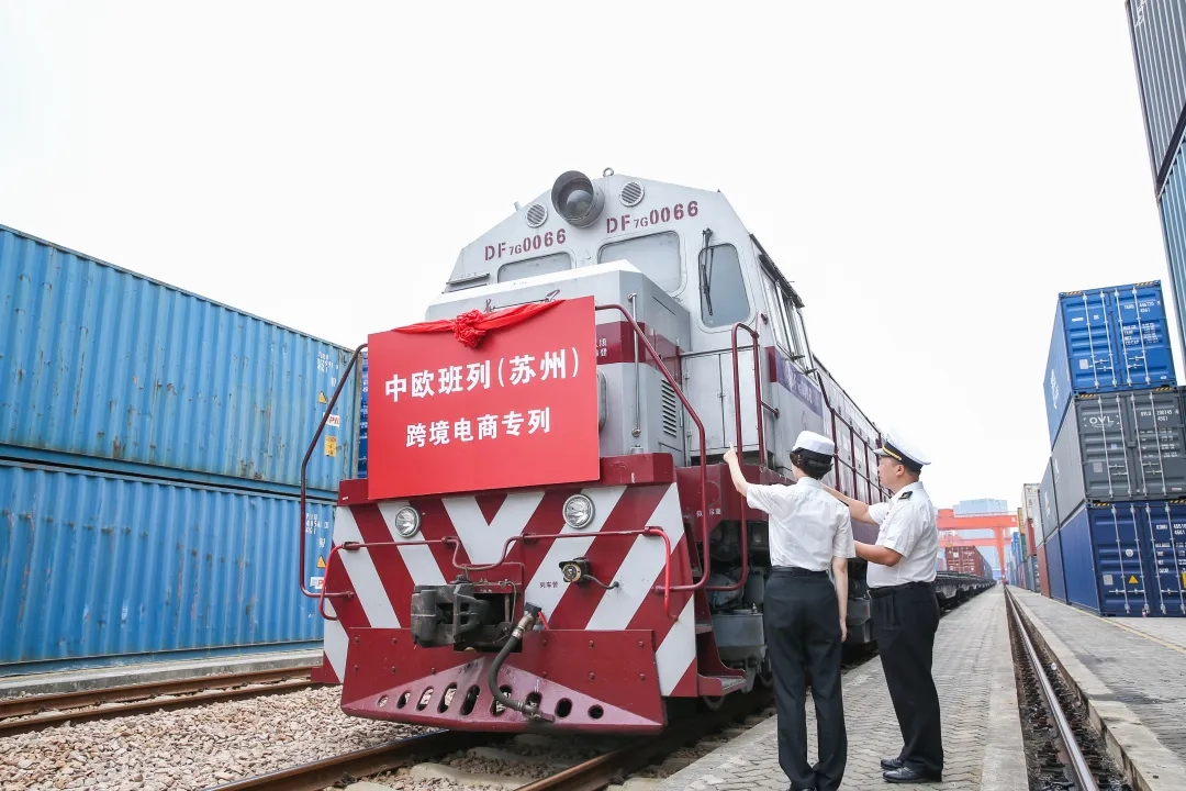 苏州海关关员对中欧班列跨境电商专列进行查验 程光明/摄